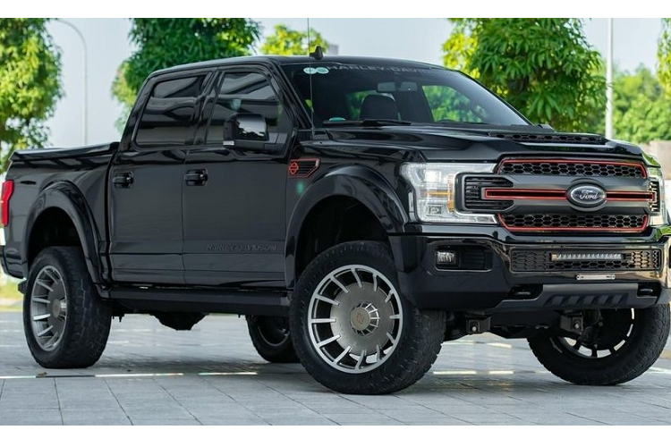 Mẫu xe bán tải "khủng long" Ford F-150 bản Harley-Davidson đã lần đầu tiên có mặt tại Việt Nam vào năm 2019 và nhanh chóng được giới đại gia Việt săn lùng, trong đó, mức giá bán tại thời điểm đó của xe là 7 tỷ đồng, chưa bao gồm các chi phí lăn bánh.