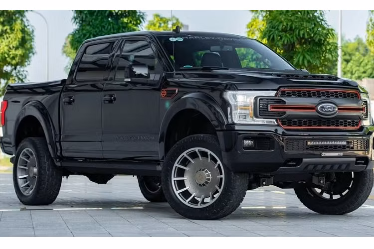 Mẫu xe bán tải "khủng long" Ford F-150 bản Harley-Davidson đã lần đầu tiên có mặt tại Việt Nam vào năm 2019 và nhanh chóng được giới đại gia Việt săn lùng, trong đó, mức giá bán tại thời điểm đó của xe là 7 tỷ đồng, chưa bao gồm các chi phí lăn bánh.