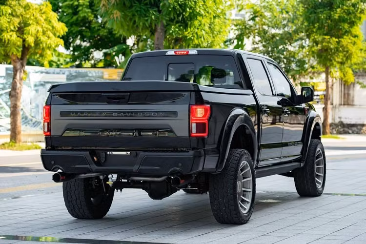 Các chi tiết độ còn lại của Ford F-150 Harley-Davidson bao gồm hệ thống treo của DBS và giảm xóc Fox. Hệ thống ống xả xe của Flowmaster có thiết kế khác biệt với bịt đầu ống xả bằng nhôm đi kèm các sọc màu cam tạo điểm nhấn.