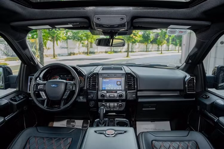 So với bản Ford F-150 tiêu chuẩn, F-150 Harley-Davidson có một nhiều sự khác biệt ở ngoại thất như lưới tản nhiệt được độ lại với các viền màu xám và cam, bộ mâm hợp kim đa chấu có kích thước 22 inch thiết kế đẹp mắt đi kèm với lốp địa hình hầm hố là hàng thửa cho xe.