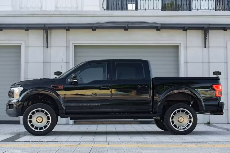 Sau 3 năm, số lượng xe bán tải hạng nặng Ford F-150 Harley-Davidson tại Việt Nam hơn 6 chiếc và khi có thông tin một chiếc Ford F-150 Harley-Davidson hàng lướt được rao bán đã thu hút sự quan tâm của giới nhà giàu Việt.