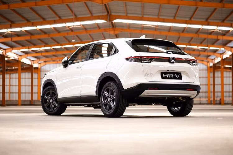 Tuy nhiên, mặt ca-lăng và cản trước của Honda HR-V G sẽ thay đổi so với 2 bản trước đó. Đặc biệt, một số trang bị cao cấp của bản RS sẽ được giữ lại trên Honda HR-V G như gói công nghệ an toàn chủ động Honda Sensing, ghế Magic Seat với 3 chế độ gập, phanh tay điện tử và tính năng tự động giữ phanh tạm thời.