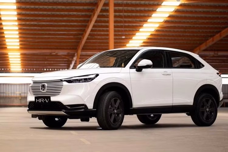 Đây là một bất lợi lớn của mẫu xe nhà Honda khi cạnh tranh với những đối thủ Hàn Quốc như Kia Seltos hay Hyundai Creta. Để tăng thêm sức hấp dẫn cho sản phẩm của mình, hãng xe Nhật Bản tại Việt Nam được đồn là sắp ra mắt Honda HR-V bản G 2023 mới.