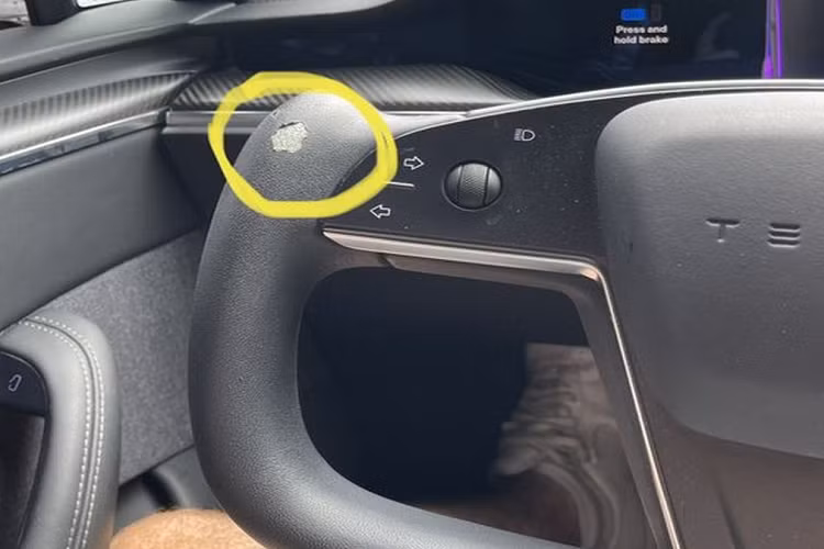 Tesla đã chính thức xóa sổ bộ phận PR (quan hệ công chúng) toàn cầu. Do đó, các đơn vị truyền thông không có cách nào tạo mối liên hệ chính thức với hãng ôtô có giá trị vốn hóa lớn nhất thế giới. Và người dùng cũng không có cách nào để phản hồi với hãng, ngoại trừ việc đăng tải lên tài khoản cá nhân với hy vọng sự việc được lan tỏa mạnh, hãng sẽ để ý tới và liên hệ như nhiều vấn đề trước đây.