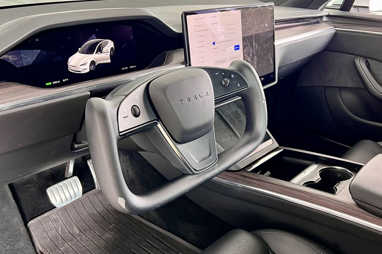 Còn một tài khoản Twitter khá có tiếng là Meet Kevin cũng gặp vấn đề tương tự chỉ sau 4.000 dặm. Dưới phần bình luận của những bài đăng trên các tài khoản trên, nhiều người cho biết cũng gặp phải tình trạng tương tự khi lựa chọn loại vô lăng này.