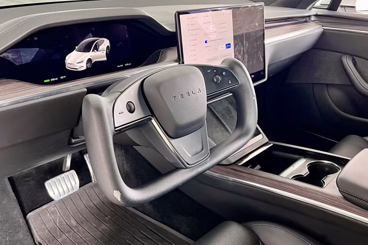 Còn một tài khoản Twitter khá có tiếng là Meet Kevin cũng gặp vấn đề tương tự chỉ sau 4.000 dặm. Dưới phần bình luận của những bài đăng trên các tài khoản trên, nhiều người cho biết cũng gặp phải tình trạng tương tự khi lựa chọn loại vô lăng này.