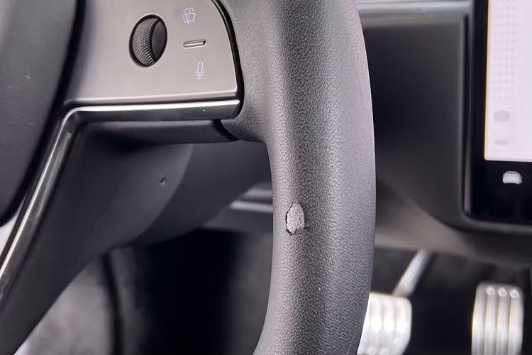 Trước đó, thương hiệu xe điện Mỹ cũng từng bị dính “phốt” về vấn đề vô-lăng. Cụ thể, Jason Tuatara 43 tuổi, chủ sở hữu chiếc Tesla Model 3 ở Anh quốc đã đăng tải lên Twitter rằng, chiếc xe điện Tesla bất ngờ rụng vô lăng. Theo đó, khi anh ta đang quay đầu chiếc xe điện thì vô lăng xe đột nhiên rơi ra khỏi cột lái.