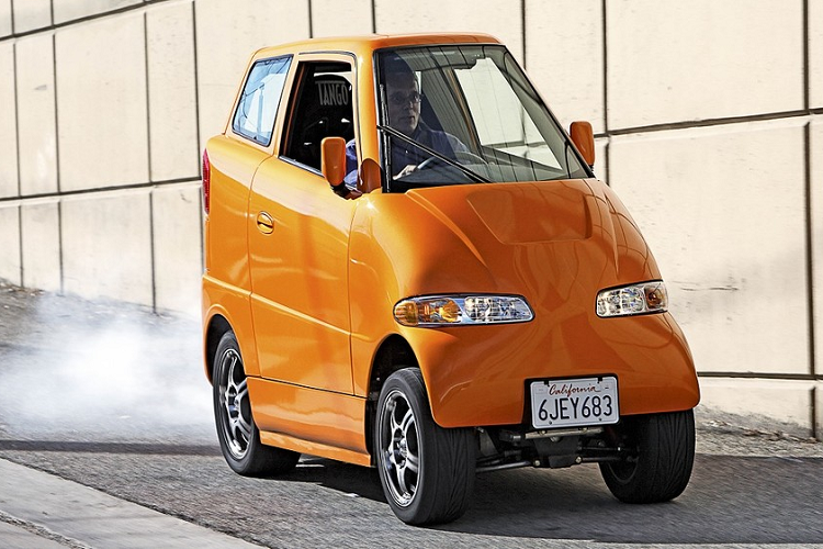 Những chiếc xe tí hon với nội thất chỉ đủ chỗ cho 1 hoặc 2 người ngồi đã không còn hiếm trên thế giới. Tuy nhiên, hiếm chiếc xe nào cao, hẹp, nhanh và đắt đỏ như Tango T600 chạy điện. Để hiểu rõ hơn về chiếc xe này, kênh YouTube Donut Media đã quyết định trải nghiệm thực tế Tango T600.
