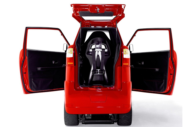 Việc sản xuất những chiếc xe với số lượng giới hạn vốn rất tốn kém. Đó là lý do vì sao Tango T600 phải sử dụng phụ tùng của những mẫu xe khác, ví dụ như đèn pha có vẻ lấy từ Chrysler hay chìa khóa Pontiac. Ngăn đựng cốc trên tapi cửa của xe lại được lấy từ Mazda Miata MX-5 và cột lái của Cadillac CTS.