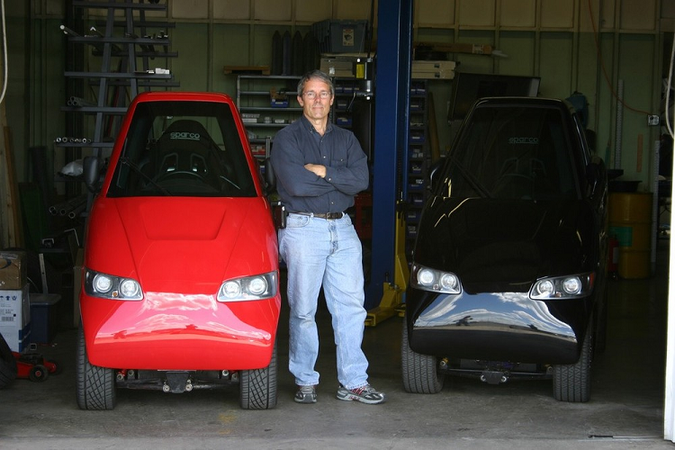 Tuy nhiên, nội thất của Tango T600 lại có thiết kế và trang bị như xe đua. Điều này được thể hiện rõ qua khu vực mặt táp-lô của xe với vô lăng Momo và bảng đồng hồ MoTeC. Thêm vào đó là ghế xe đua Sparco, dây đai an toàn 4 điểm, màn hình thông tin giải trí Alpine, hệ thống định vị vệ tinh GPS và camera lùi.