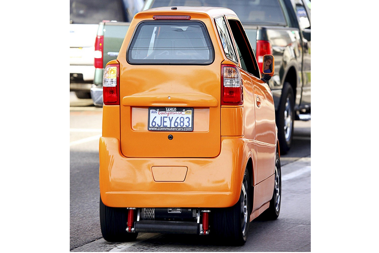 Trải nghiệm thực tế của Donut Media cho thấy xe điện Tango T600 có thể lách vào khoảng trống giữa 2 chiếc ô tô đang dừng chờ đèn đỏ. Ngoài ra, chiếc xe này còn thu hút rất nhiều sự chú ý khi chạy trên đường.