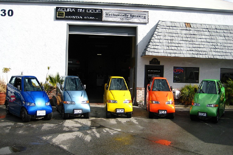 Khi dùng ắc quy axit-chì có dung lượng 10 kWh, xe thể chạy được quãng đường từ 96 - 128 km. Con số tương ứng khi dùng pin lithium-ion 49 kWh là 240 km. Để đảm bảo an toàn cho người ngồi bên trong xe, Tango T600 được trang bị khung roll cage đạt tiêu chuẩn xe đua NASCAR. 