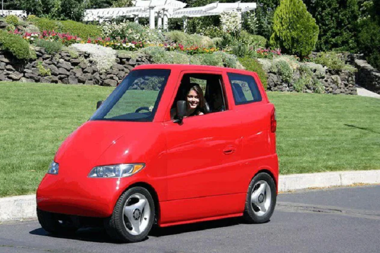 Bù lại, Tango T600 có khả năng tăng tốc ấn tượng nhờ 2 mô-tơ điện một chiều DC có công suất tổng cộng lên đến 800 mã lực và mô-men xoắn cực đại 3.000 lb-ft (khoảng 4.067 Nm). Nhờ đó, trên lý thuyết, xe có thể tăng tốc từ 0-96 km/h trong thời gian chỉ 3,2 giây và đạt vận tốc tối đa 283 km/h.