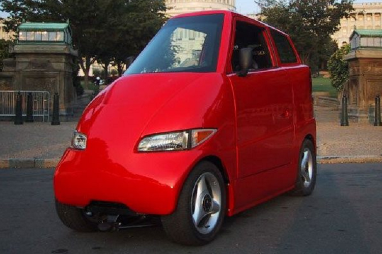 Chưa dừng ở đó, bên trong Tango T600 còn có công tắc để chuyển đổi từ mạch nối tiếp sang mạch song song. Nhờ đó, với cùng điện áp, xe sẽ có cường độ dòng điện lớn gấp đôi. Nằm bên dưới gầm xe là ắc quy hoặc cụm pin, mang đến trọng tâm thấp cho xe. Xe có thể dùng ắc quy Hawker Odysseys 228V, Exide Orbital XCD 300V, Optima Yellow Top hoặc pin lithium-ion 250V tùy chọn.