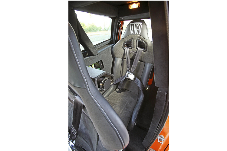 Qua đoạn video của Donut Media, có thể thấy Tango T600 tí hon sở hữu nội thất 2 chỗ ngồi rất hẹp. Điều này không có gì lạ vì xe chỉ dài 2.600 mm và rộng 990 mm. Thậm chí, Tango T600 còn hẹp hơn một số mẫu mô tô phân khối lớn đang bán trên thị trường. Bên cạnh đó là chiều cao gầm chỉ 102 mm, hệ thống treo với hành trình siêu ngắn và bộ vành có đường kính 10 inch.