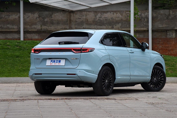 Được phát triển dựa trên cơ sở gầm bệ e:N Architecture F, Honda e:NP1 Extreme 1 chạy điện có kích thước, thiết kế nội - ngoại thất và hệ truyền động về cơ bản là giống hệt e:NS1. Sự khác biệt lớn nhất của 2 mẫu xe này chính là nơi sản xuất. Theo đó, nếu như e:NS1 là sản phẩm của liên doanh Dongfeng Honda thì e:NP1 Extreme 1 lại do liên doanh GAC Honda lắp ráp.