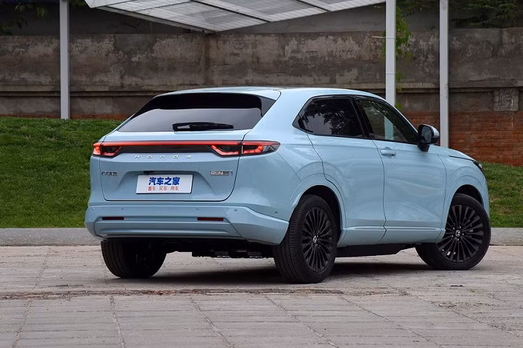 Được phát triển dựa trên cơ sở gầm bệ e:N Architecture F, Honda e:NP1 Extreme 1 chạy điện có kích thước, thiết kế nội - ngoại thất và hệ truyền động về cơ bản là giống hệt e:NS1. Sự khác biệt lớn nhất của 2 mẫu xe này chính là nơi sản xuất. Theo đó, nếu như e:NS1 là sản phẩm của liên doanh Dongfeng Honda thì e:NP1 Extreme 1 lại do liên doanh GAC Honda lắp ráp.