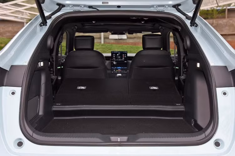 Mô-tơ điện yếu hơn kết hợp với cụm pin 53,6 kWh, cho phép xe chạy được 420 km sau khi sạc đầy pin. Trong khi đó, mô-tơ còn lại kết hợp với cụm pin 68,8 kWh, mang đến phạm vi di chuyển 510 km.