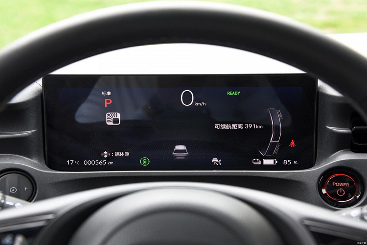 Vòng ra phía sau mẫu SUV thuần điện này, chúng ta sẽ bắt gặp cụm đèn hậu LED nằm vắt ngang đuôi xe giống HR-V mới. Trên cửa cốp, logo Honda truyền thống đã được thay bằng tem chữ nổi "Honda". Khác với e:NS1, Honda e:NP1 Extreme 1 không có cản trước, cản sau và ốp thân xe màu đen tương phản. Thay vào đó, những chi tiết này đều được sơn cùng màu với các khu vực còn lại của xe.