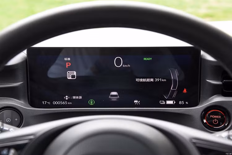 Vòng ra phía sau mẫu SUV thuần điện này, chúng ta sẽ bắt gặp cụm đèn hậu LED nằm vắt ngang đuôi xe giống HR-V mới. Trên cửa cốp, logo Honda truyền thống đã được thay bằng tem chữ nổi "Honda". Khác với e:NS1, Honda e:NP1 Extreme 1 không có cản trước, cản sau và ốp thân xe màu đen tương phản. Thay vào đó, những chi tiết này đều được sơn cùng màu với các khu vực còn lại của xe.