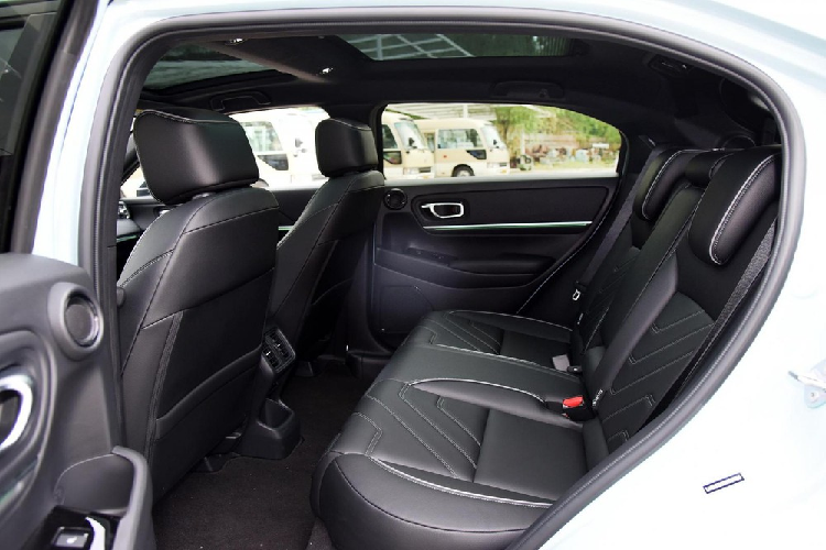 Nếu chưa cảm thấy ấn tượng thì bạn sẽ thay đổi suy nghĩ khi bước vào bên trong Honda e:NP1 Extreme 1. Tại đây, mẫu SUV thuần điện này được trang bị bảng đồng hồ kỹ thuật số toàn phần, đi kèm màn hình LCD 10,25 inch... và màn hình trung tâm nằm dọc với kích thước lên đến 15,2 inch, phục vụ hệ thống thông tin giải trí Honda Connect 3.0. Nhờ màn hình trung tâm theo phong cách Tesla này, hãng Honda có thể loại bỏ phần lớn các nút bấm cơ học bên trong xe.