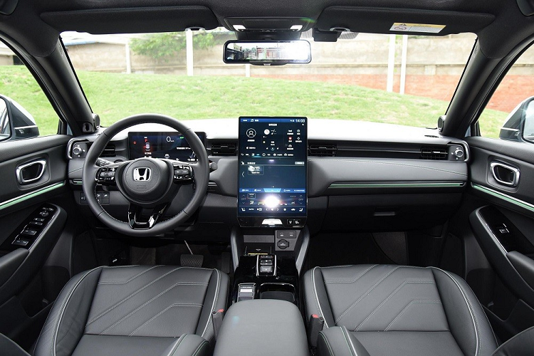 Cũng giống Honda HR-V 2022 dành cho Việt Nam, e:NP1 Extreme 1 được trang bị tay nắm cửa sau nằm trên cột C. Trong khi đó, gương ngoại thất nằm trên cửa nhằm tăng tầm nhìn cho người lái. Ngoài ra, xe còn có đường dập gân nằm khá cao, kéo dài từ đèn pha đến đèn hậu, và bộ vành hợp kim đa chấu có đường kính 18 inch.