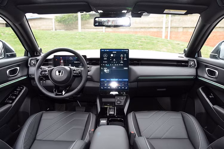 Cũng giống Honda HR-V 2022 dành cho Việt Nam, e:NP1 Extreme 1 được trang bị tay nắm cửa sau nằm trên cột C. Trong khi đó, gương ngoại thất nằm trên cửa nhằm tăng tầm nhìn cho người lái. Ngoài ra, xe còn có đường dập gân nằm khá cao, kéo dài từ đèn pha đến đèn hậu, và bộ vành hợp kim đa chấu có đường kính 18 inch.