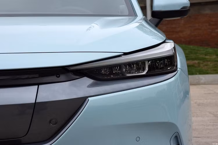 Tương tự e:NS1, mẫu xe SUV điện Honda e:NP1 Extreme 1 cũng có chiều dài 4.390 mm, chiều rộng 1.790 mm, chiều cao 1.560 mm và chiều dài cơ sở 2.610 mm. Như vậy, mẫu xe này có kích thước tương đồng với Honda HR-V thế hệ mới sắp ra mắt Việt Nam.