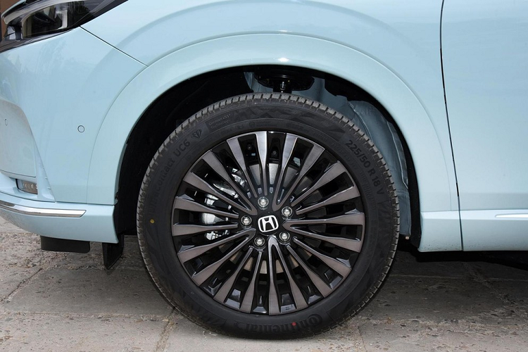 Không chỉ kích thước mà ngay cả thiết kế ngoại thất của Honda e:NP1 Extreme 1 cũng gợi liên tưởng đến HR-V 2022. Trên đầu xe, mẫu SUV thuần điện này đi kèm đèn pha LED thanh mảnh, tích hợp dải đèn LED định vị ban ngày, hốc gió trung tâm màu đen và đèn sương mù nằm ngang. Tuy nhiên, xe không có lưới tản nhiệt mà đi kèm cổng sạc bên dưới logo Honda ở giữa đầu xe.