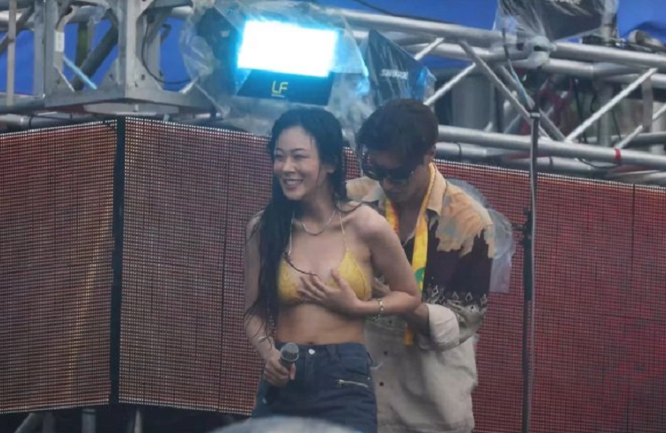 Nu ca si len top 1 tim kiem vi bi tuot day ao tam truoc nghin nguoi-Hinh-2