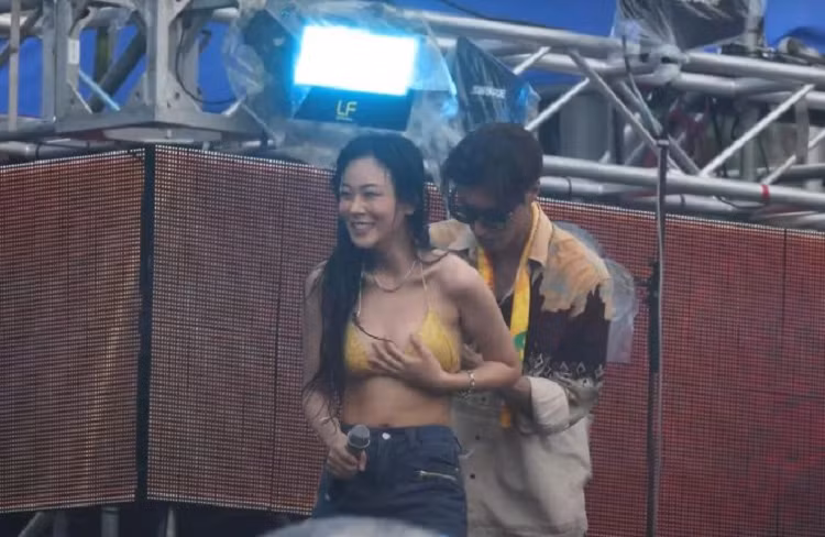 Nu ca si len top 1 tim kiem vi bi tuot day ao tam truoc nghin nguoi-Hinh-2