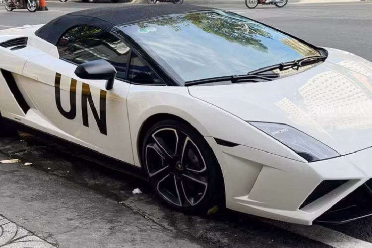 Mới đây, việc ông Đặng Lê Nguyên Vũ cầm lái Lamborghini Gallardo LP560-4 Spyder 50th Anniversary đã gây bất ngờ và thích thú cho không ít người yêu xe tại Việt Nam.