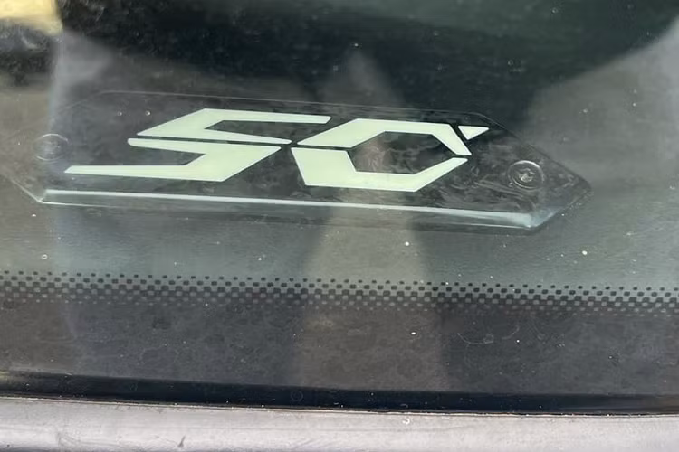 Kết hợp cùng với hộp số tự động 6 cấp, nhờ đó, siêu xe mui trần bản kỷ niệm 50 năm Lamborghini Gallardo LP560-4 Spyder 50th Anniversary của ông Đặng Lê Nguyên Vũ mới lăn bánh trên đường phố Sài thành có khả năng tăng tốc từ vị trí xuất phát lên 100 km/h chỉ mất thời gian 3,7 giây trước khi đạt tốc độ tối đa 325 km/h.