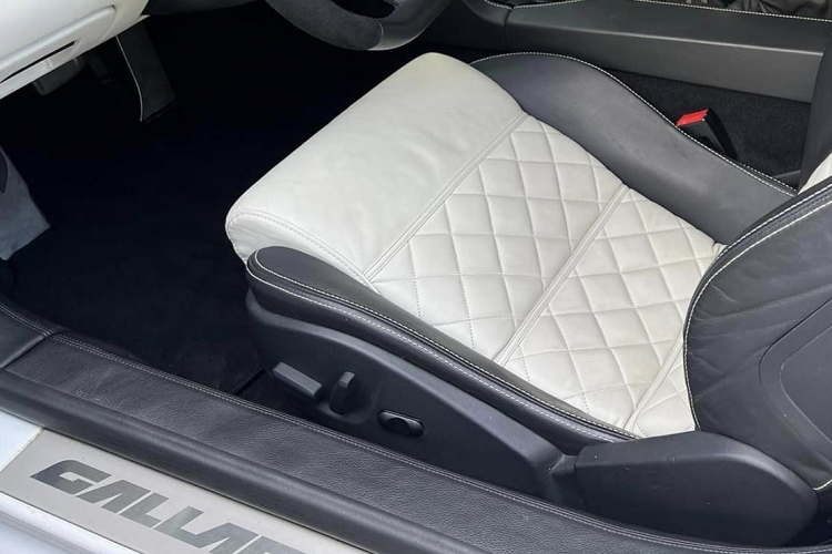 Siêu xe mui trần Lamborghini Gallardo LP560-4 Spyder 50th Anniversary vẫn được trang bị khối động cơ V10, dung tích 5.2 lít quen thuộc của bản tiêu chuẩn nhưng sản sinh ra công suất tối đa 560 mã lực và mô-men xoắn cực đại 540 Nm.