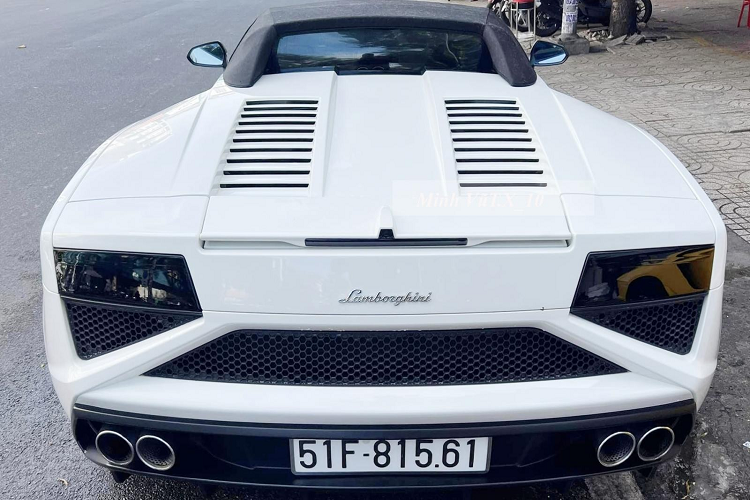 Trong lần đầu tiên được chủ nhân cầm lái ra đường, ngoại thất chiếc siêu xe Lamborghini Gallardo LP560-4 Spyder 50th Anniversary không có nhiều sự thay đổi so với lúc về nước cách đây 6 năm, điểm khác biệt nhỏ chỉ đến từ việc đèn hậu của xe được dán màu đen và bên cửa có thêm chữ UN, còn bộ áo của xe vẫn mang màu trắng nguyên bản