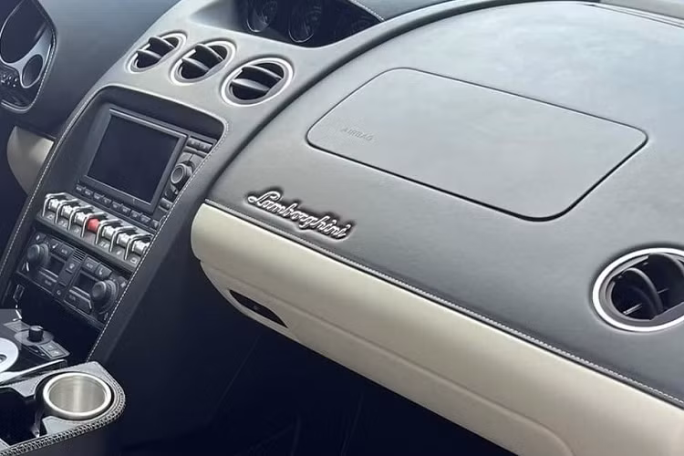 Ngoài chiếc siêu xe Lamborghini Gallardo LP560-4 Spyder 50th Anniversary này ra, ông Vũ còn sở hữu 1 siêu xe mui trần khác của Lamborghini Gallardo chính là xe LP570-4 Spyder Performante, phiên bản hiệu suất cao nhất của dòng Gallardo. Ngoại thất xe ban đầu có màu trắng nhưng hiện mang màu đen. Tính chung số lượng xe Lamborghini Gallardo mui trần trong nước cũng chỉ vỏn vẹn 2 xe.