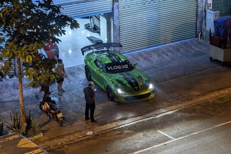 Đáng chú ý, rắn độc Dodge SRT Viper ACR mới về nước ta là thế hệ Viper ACR cuối cùng được sản xuất trước khi khai tử vào năm 2017. Hiện chưa rõ chiếc Dodge SRT Viper ACR 2017 này đã có chủ nhân hay chưa.