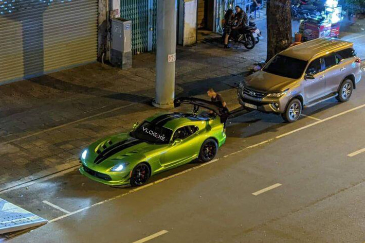 Mới đây, chiếc Dodge SRT Viper ACR hàng hiếm đã bất ngờ xuất hiện tại một showroom ôtô ở Q5, TP HCM khiến cho giới mê xe “phát sốt”. Tính đến thời điểm hiện tại, đây là chiếc Dodge Viper ACR thứ 2 tại Việt Nam. Tuy nhiên, chiếc xe mới về gần đây thuộc thế hệ thứ 5 còn chiếc Dodge Viper SRT-10 ACR ở Quảng Ninh thuộc thế hệ thứ 4.