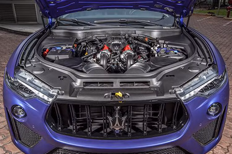 Đặc biệt, chiếc Maserati Levante Trofeo Launch Edition màu xanh nhám - Blu Emozione Matte và chỉ được sản xuất với số lượng giới hạn 100 chiếc trên toàn cầu. Giá xe Maserati Levante Trofeo Launch Edition niêm yết chính hãng khoảng hơn 16 tỷ đồng.