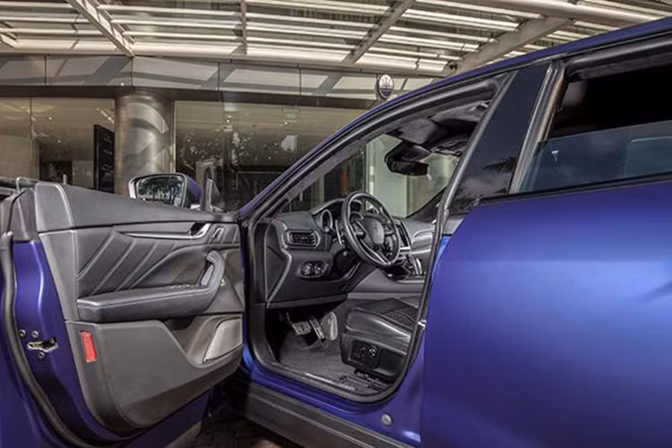 Ba lỗ thoát khí mạ crom như một nét riêng của hãng xe Ý vẫn xuất hiện 2 bên hông xe. Đặc biệt, xe được trang bị bộ mâm Orione Forged Staggered kích thước 22 inch 5 chấu với thiết kế dạng 3D bắt mắt, kết hợp bộ kẹp phanh thể thao màu bạc ấn tượng.