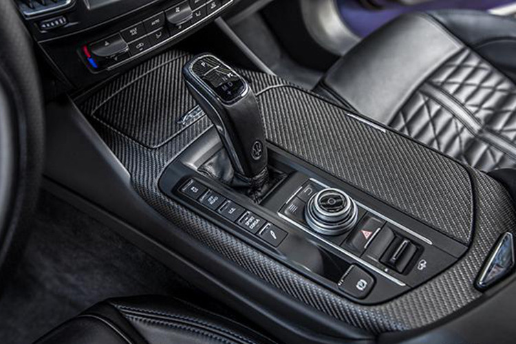 Ngoài ra, xe cũng được tích hợp sẵn hệ thống giải trí hiện đại Maserati Touch Control Plus, âm thanh vòm Bowers &amp; Wilkins 17 loa, cửa sổ trời toàn cảnh, logo "One of 100" riêng biệt,... Tiếp đến là ghế ngồi được thiết kế ôm người theo phong cách xe đua.