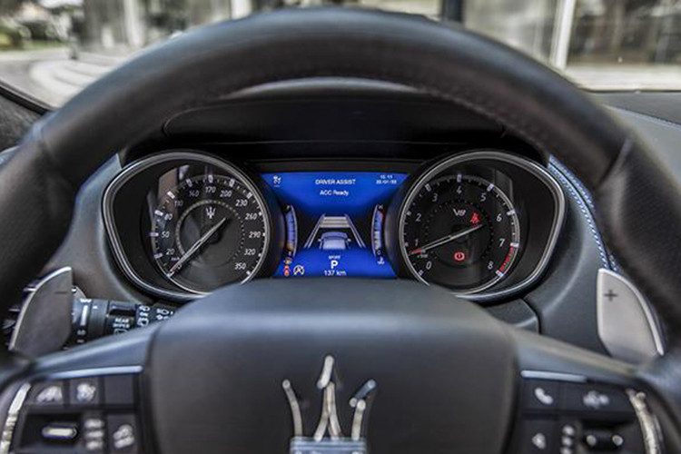 Bên trong khoang cabin, siêu phẩm Maserati Levante Trofeo Launch Edition này được trang bị tuỳ chọn da tự nhiên Pieno Fiore cao cấp màu đen kèm chỉ khâu tương phản. Là một chiếc xe thể thao, Levante Trofeo Launch Edition cũng không thiếu đi các tấm ốp bằng sợi carbon bên trong khoang nội thất.