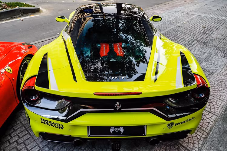 "Trái tim" của Ferrari 488 GTB là khối động cơ V8 3.9L tăng áp kép quen thuộc, sản sinh ra công suất 661 mã lực và 670 Nm mô-men xoắn. Đi kèm với đó còn là trang bị hộp số 7 cấp ly hợp kép Getrag.