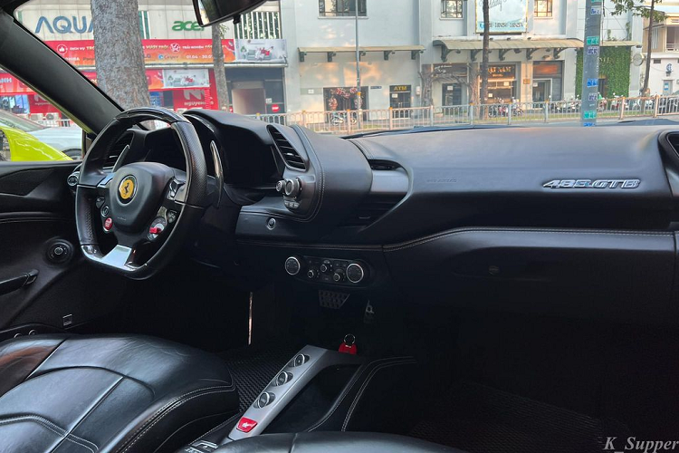 Cụ thể, Ferrari 488 GTB được hoàn thiện trong lớp “áo” ngoại thất màu xanh neon nổi bật, được thực hiện bằng phương pháp dán decal, theo phong cách những mẫu xe đua thể thao cá tính.