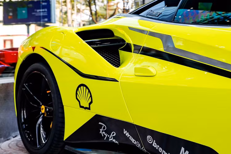 Nhờ đó, "Siêu ngựa" nước Ý có thể dễ dàng tăng tốc từ 0 - 100 km/h chỉ trong 3 giây trước khi chạm ngưỡng tối đa 330 km/h. Hiện mức giá xe Ferrari 488 GTB này chưa được đại gia Đắk Lắk công bố cụ thể.