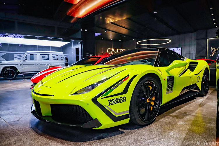 Nguyên bản, chiếc Ferrari 488 GTB này có màu sơn ngoại thất trắng Bianco Avus. Sau khi chia tay đại gia Cường Đô la, xe nhanh chóng được đổi sang ngoại thất màu bạc và độ mâm HRE. Tuy nhiên, trong clip được đăng tải trên Tik Tok gần đây chiếc xe đã có một diện mạo hoàn toàn mới.