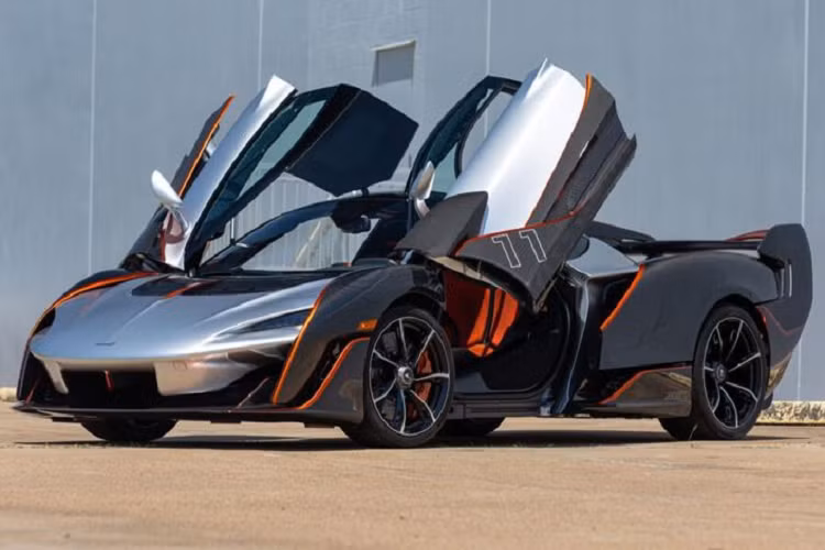  McLaren Sabre bản đặc biệt là mẫu hypercar được sản xuất dành riêng cho thị trường Mỹ với số lượng giới hạn chỉ 16 chiếc. Trong số các sản phẩm của McLaren có thiết kế hai chỗ ngồi, Sabre là mẫu xe có tốc độ cao nhất, vượt qua cả Senna và Elva.