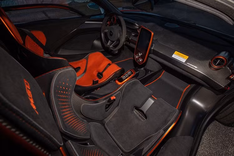 Về ngoại thất, chiếc McLaren Sabre thứ 11 được sử dụng màu sơn bạc Liquid Argentum cùng các họa tiết trang trí tương phản màu cam Liquid Papaya. Toàn bộ phần thân vỏ của xe làm từ sợi carbon. Tấm che khoang động cơ được chế tác đặc biệt giúp tăng khả năng làm mát động cơ.