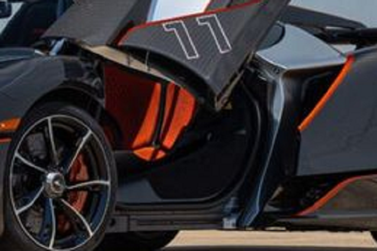 Nội thất McLaren Sabre phối hai màu đen / cam nổi bật, được hoàn thiện bằng các chất liệu cao cấp nhất như sợi carbon, Alcantara. Cách bố trí khoang lái khá tương đồng với Senna. Những vị trí như lẫy chuyển số, cửa hệ thống điều hòa, viền màn hình... được xử lý mờ.