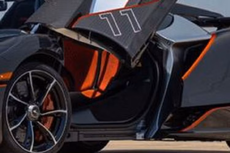 Nội thất McLaren Sabre phối hai màu đen / cam nổi bật, được hoàn thiện bằng các chất liệu cao cấp nhất như sợi carbon, Alcantara. Cách bố trí khoang lái khá tương đồng với Senna. Những vị trí như lẫy chuyển số, cửa hệ thống điều hòa, viền màn hình... được xử lý mờ.